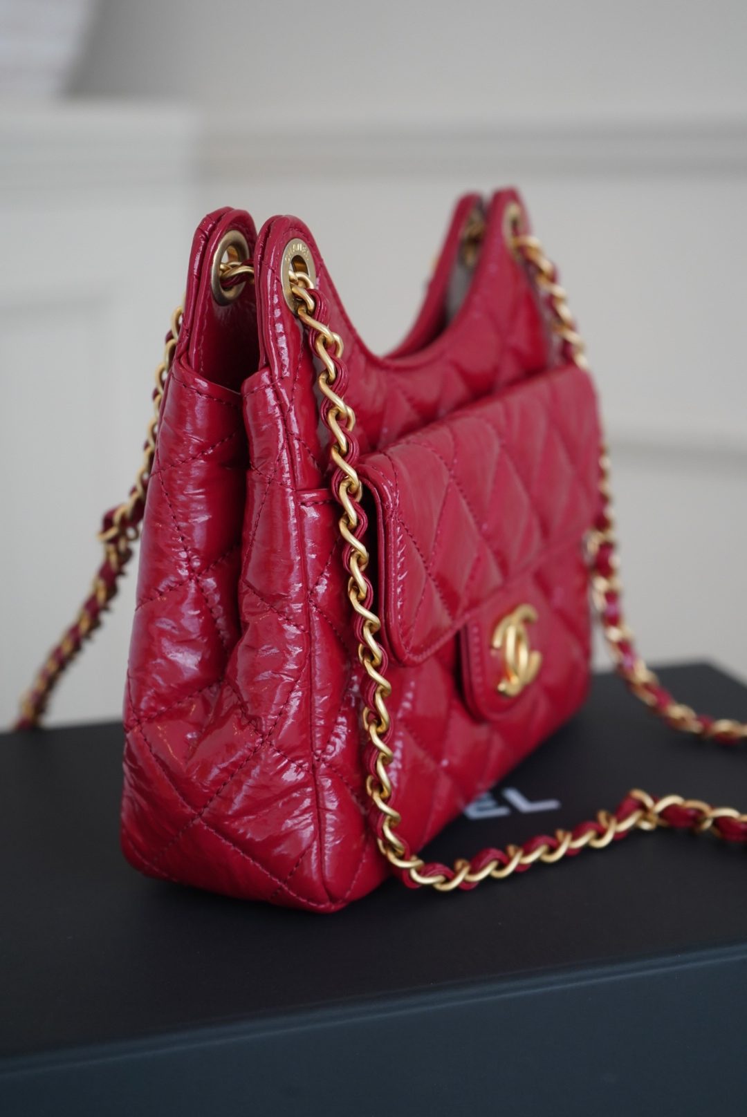 Chanel Shiny Crumpled Calfskin Quilted Wavy CC Hobo Red - Image 2