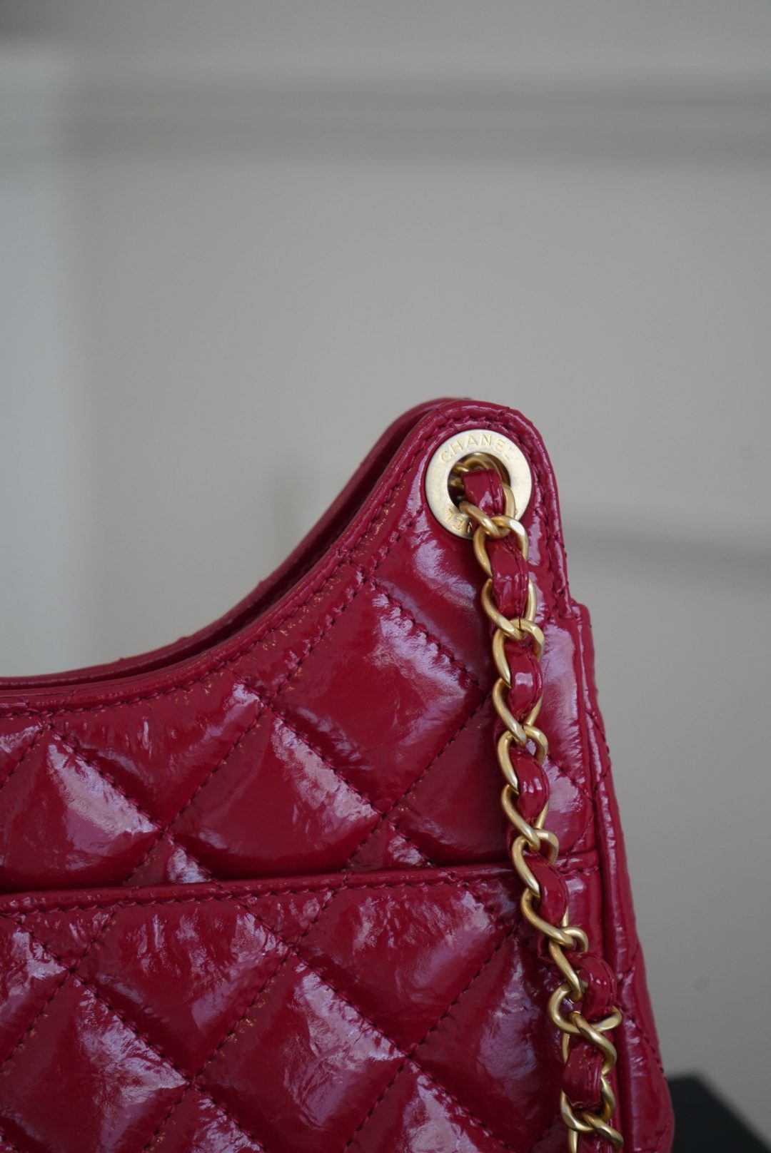 Chanel Shiny Crumpled Calfskin Quilted Wavy CC Hobo Red - Image 7