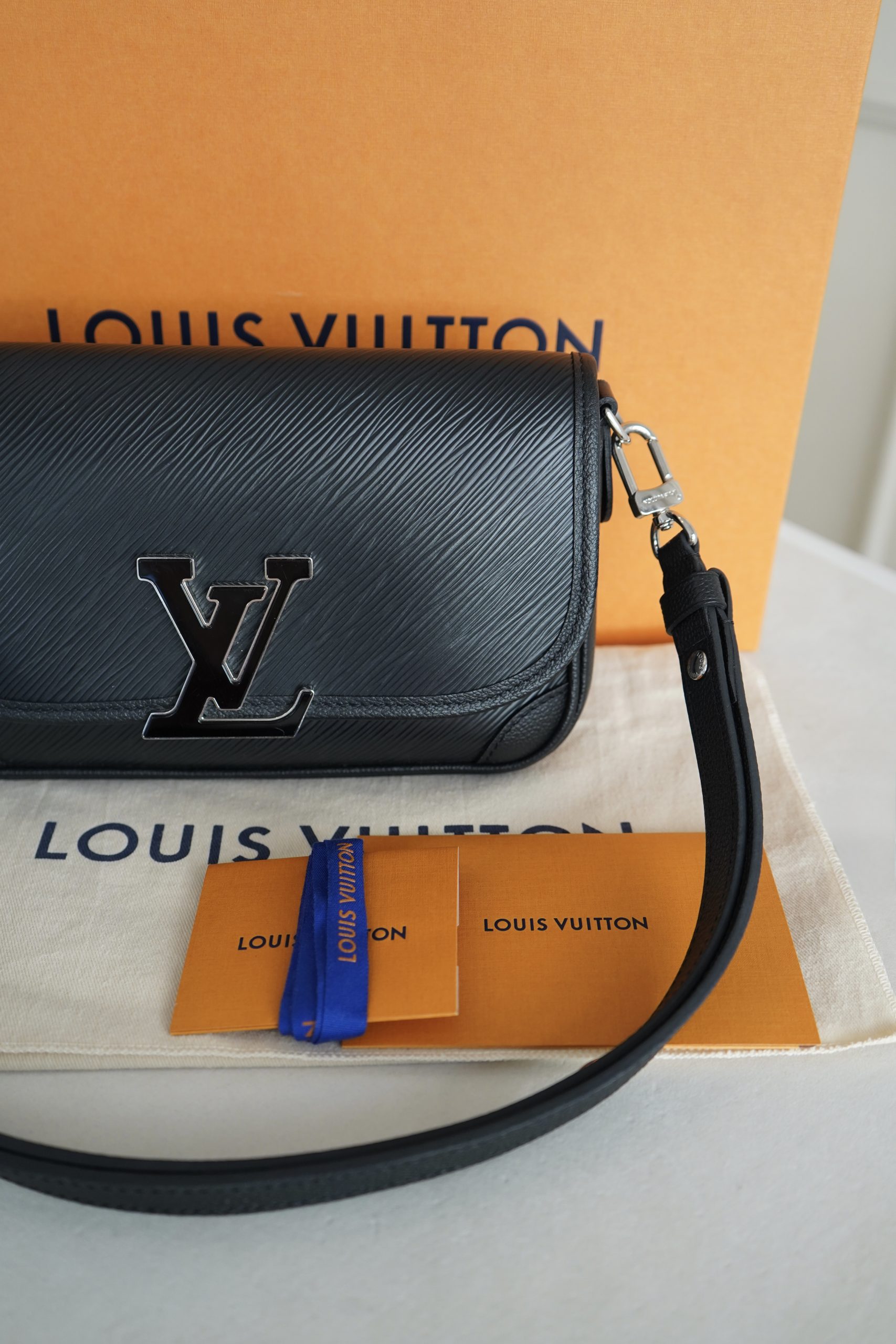 Louis Vuitton Buci bag with silver toned LV resin logo - Image 14